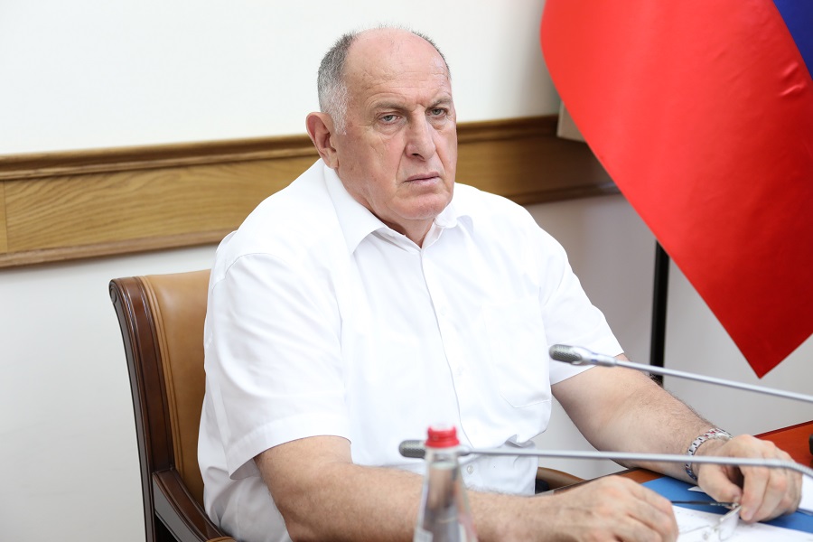 Абдулмуслим Абдулмуслимов поручил выработать действенные меры по борьбе с незаконным строительством
