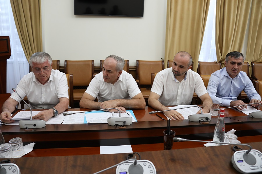 Абдулмуслим Абдулмуслимов поручил выработать действенные меры по борьбе с незаконным строительством