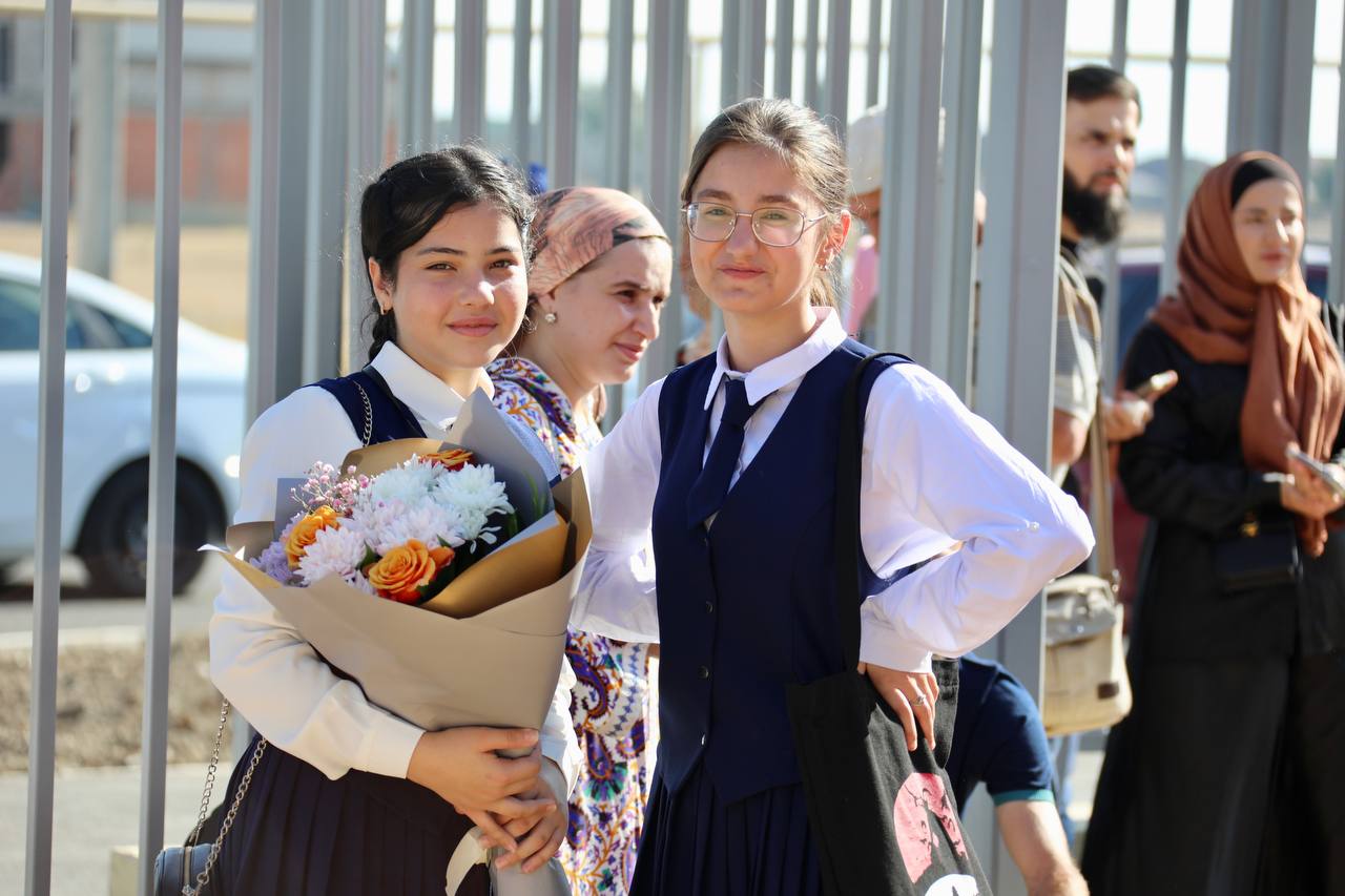 Более 900 школьников переступили порог новой школы в поселке Семендер