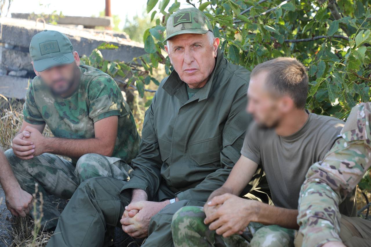 С глазу на глаз: Абдулмуслимов в зоне СВО пообщался с дагестанскими военнослужащими