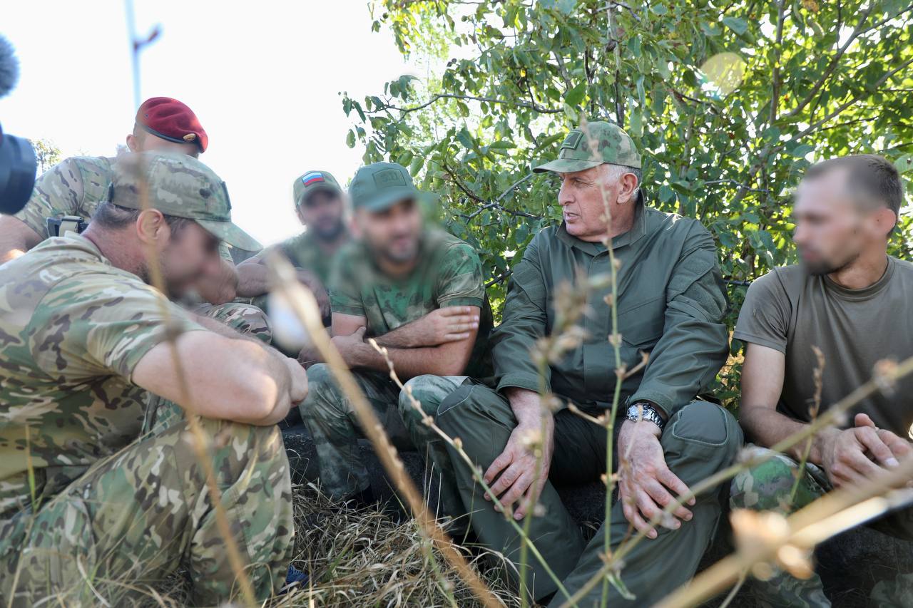 С глазу на глаз: Абдулмуслимов в зоне СВО пообщался с дагестанскими военнослужащими