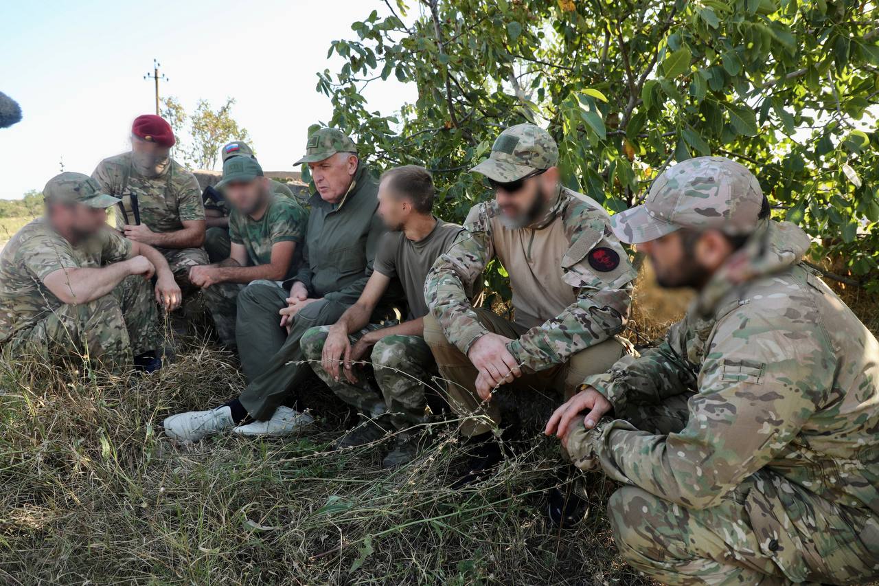 С глазу на глаз: Абдулмуслимов в зоне СВО пообщался с дагестанскими военнослужащими