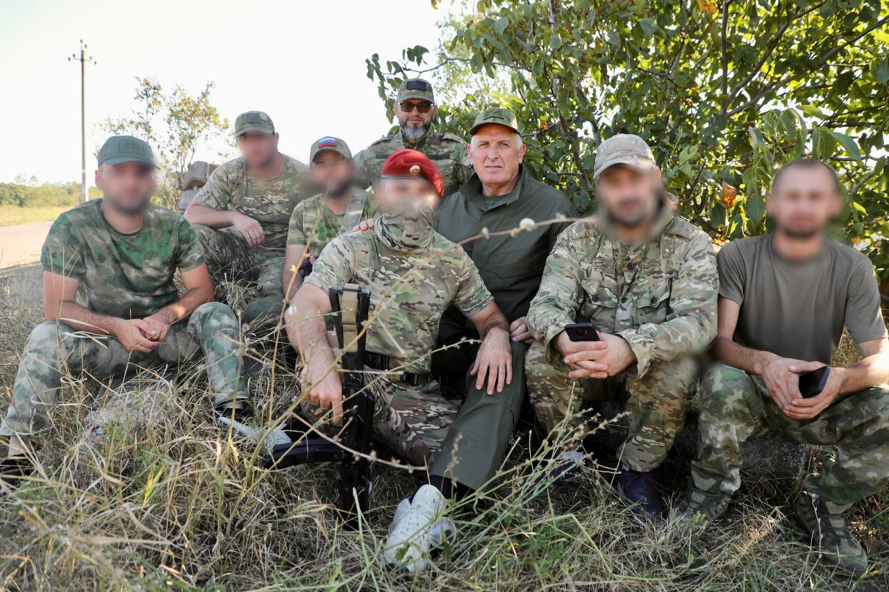 С глазу на глаз: Абдулмуслимов в зоне СВО пообщался с дагестанскими военнослужащими