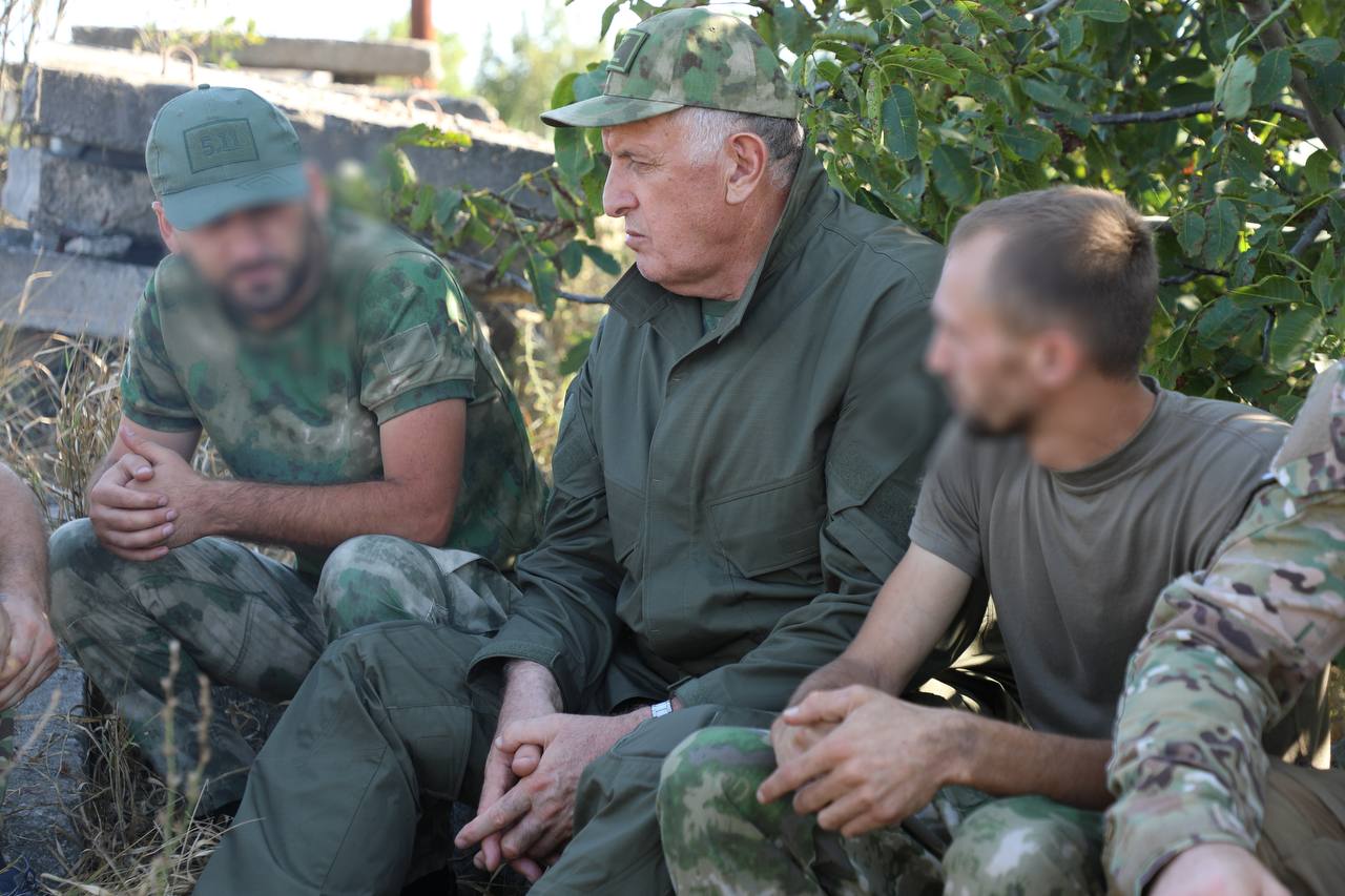 С глазу на глаз: Абдулмуслимов в зоне СВО пообщался с дагестанскими военнослужащими