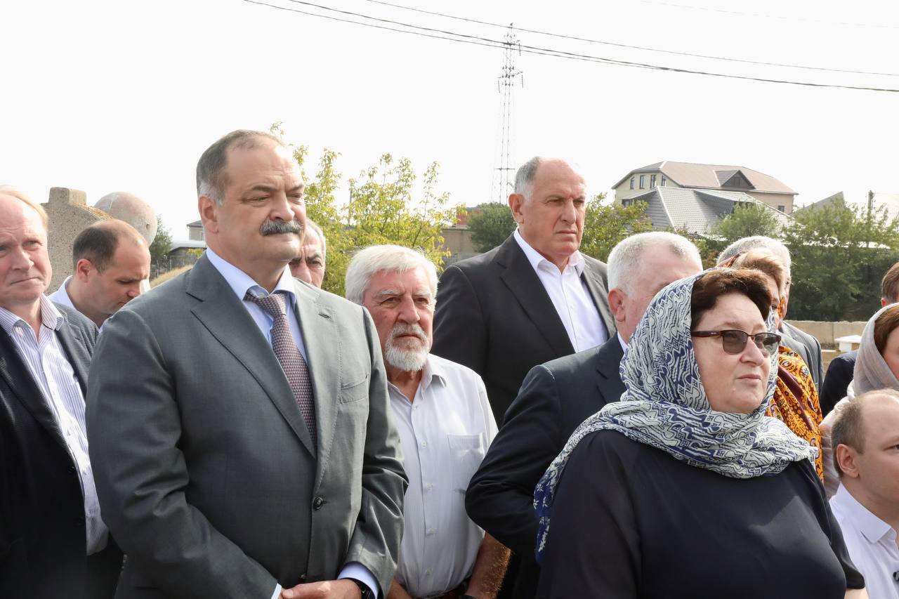 В Махачкале почтили память Расула Гамзатова