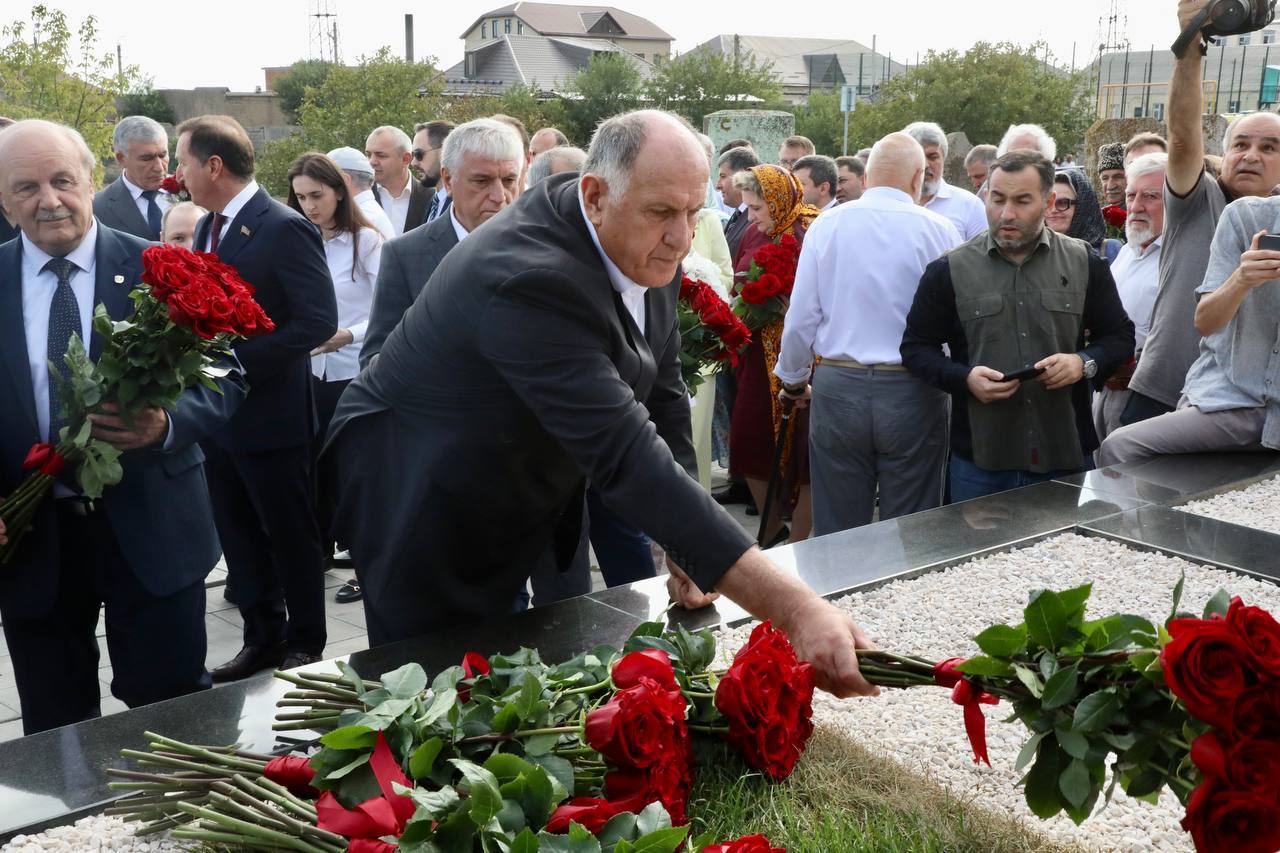 В Махачкале почтили память Расула Гамзатова