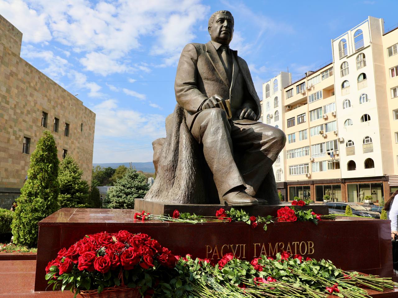 В Махачкале почтили память Расула Гамзатова