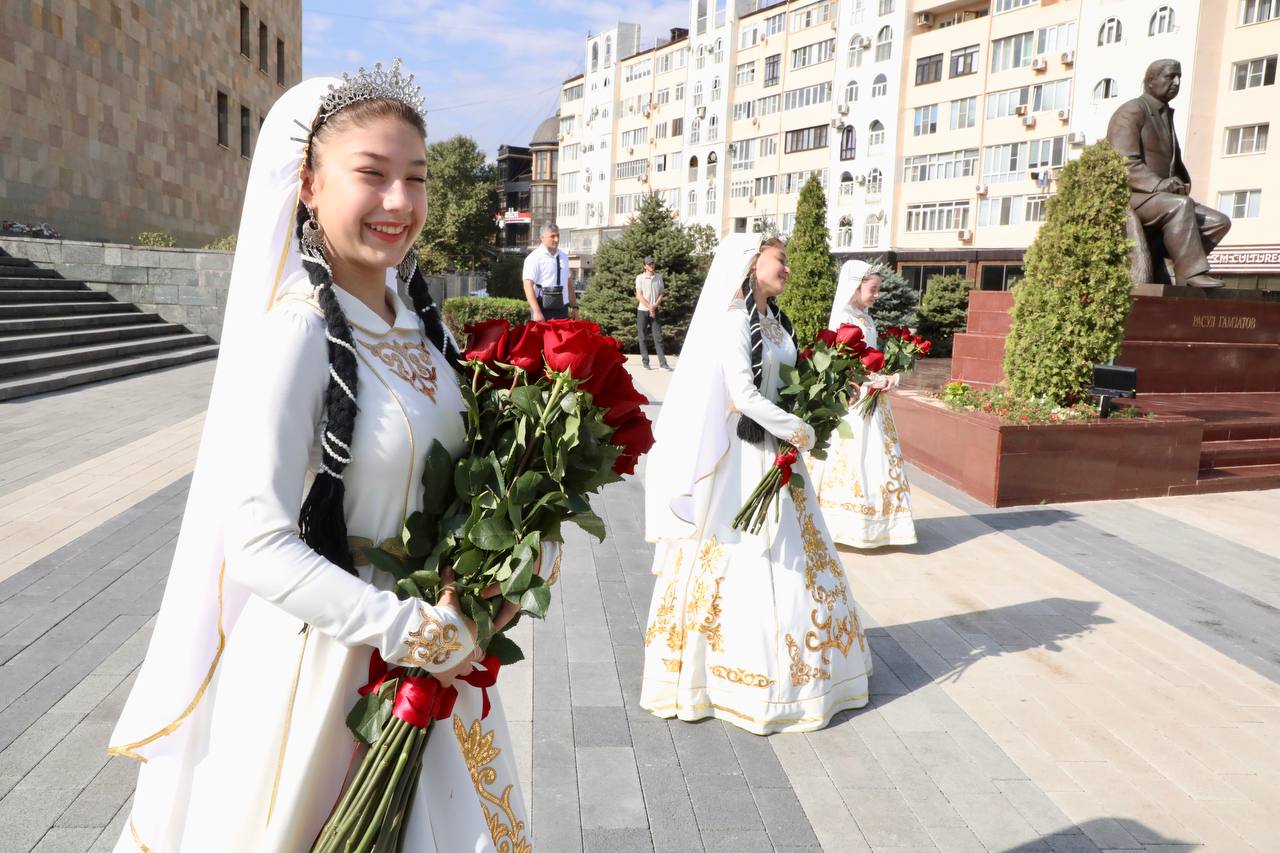 В Махачкале почтили память Расула Гамзатова