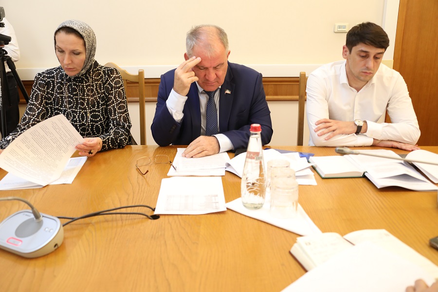 В Правительстве Дагестана обсудили меры по борьбе с туберкулезом и организации борьбы с распространением ВИЧ-инфекции/СПИДА