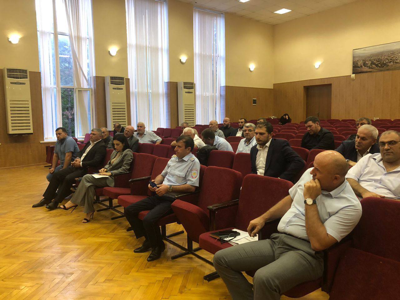 Нариман Абдулмуталибов провел выездное совещание в Буйнакске по вопросам организации работы по обращению с бездомными животными