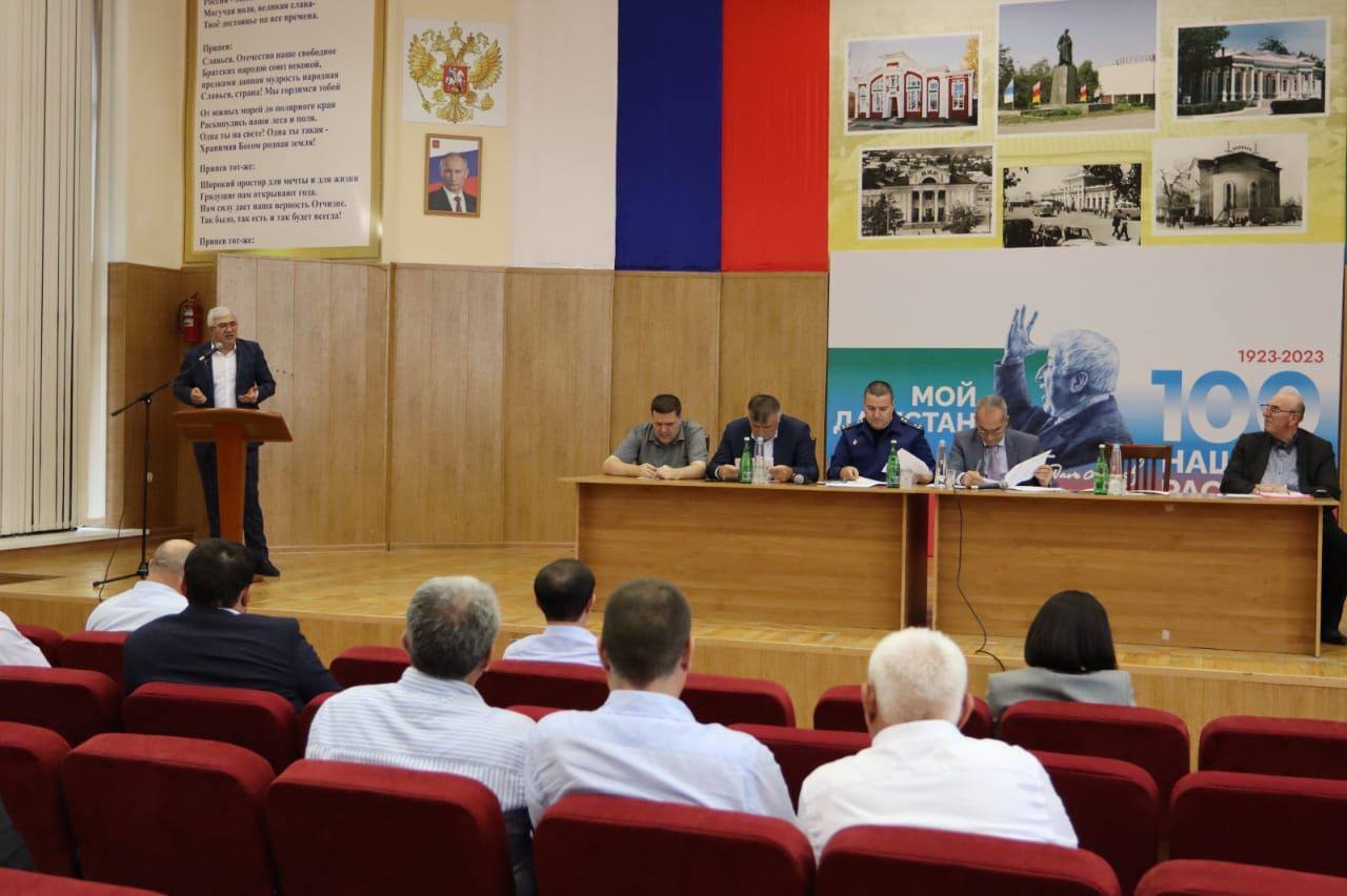 Нариман Абдулмуталибов провел выездное совещание в Буйнакске по вопросам организации работы по обращению с бездомными животными