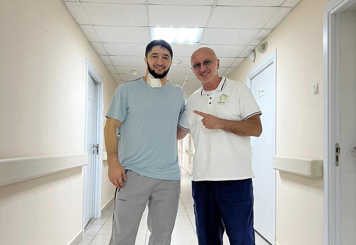 Абдулмуслим Абдулмуслимов навестил борца Абдулрашида Садулаева в больнице