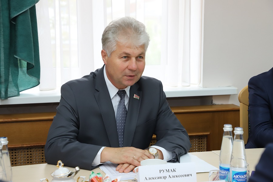 Абдулмуслим Абдулмуслимов встретился с Уполномоченным по делам религий и национальностей Беларуси Александром Румаком