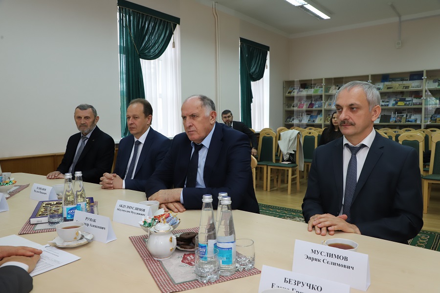Абдулмуслим Абдулмуслимов встретился с Уполномоченным по делам религий и национальностей Беларуси Александром Румаком
