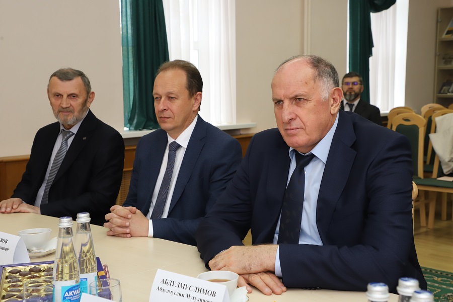 Абдулмуслим Абдулмуслимов встретился с Уполномоченным по делам религий и национальностей Беларуси Александром Румаком