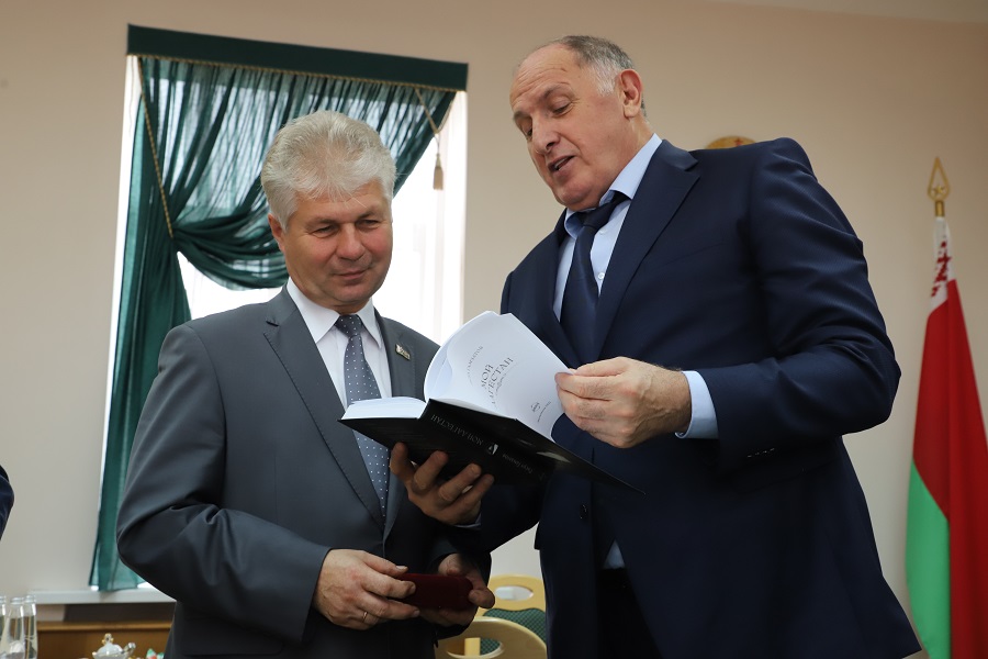 Абдулмуслим Абдулмуслимов встретился с Уполномоченным по делам религий и национальностей Беларуси Александром Румаком