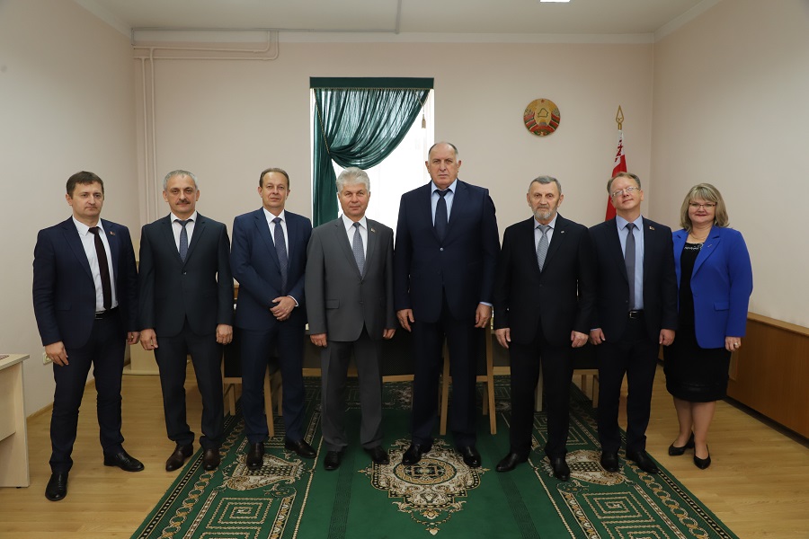 Абдулмуслим Абдулмуслимов встретился с Уполномоченным по делам религий и национальностей Беларуси Александром Румаком