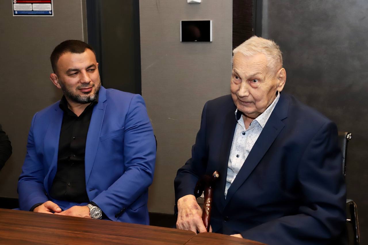 Абдулмуслим Абдулмуслимов встретился с легендой борьбы Александром Медведем