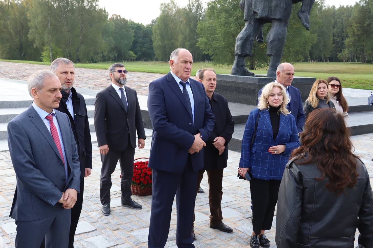 Дагестанская делегация отдала дань памяти павшим жителям Хатыни в Белоруссии