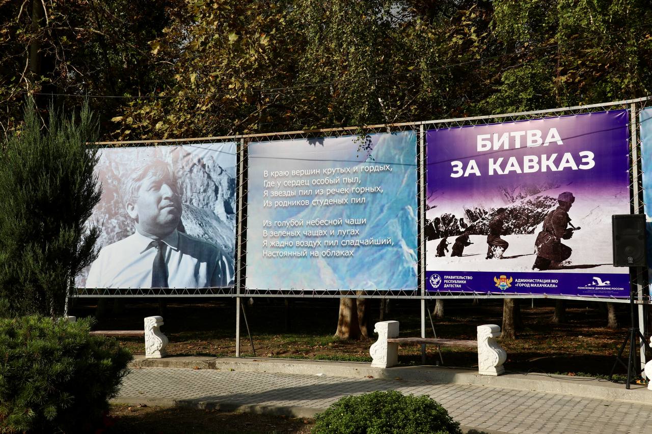 В честь 80-летия победы в Битве за Кавказ в Махачкале возложили цветы к памятнику Воину-освободителю