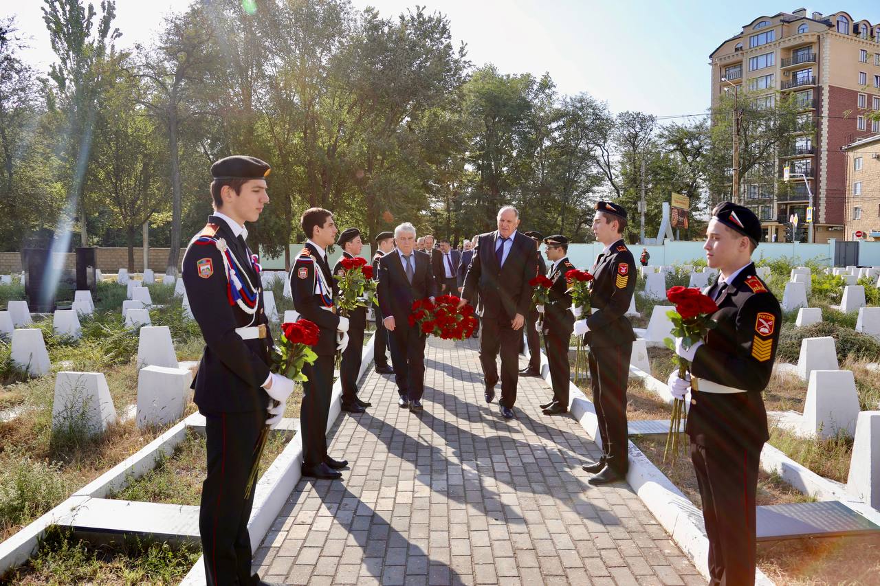 В честь 80-летия победы в Битве за Кавказ в Махачкале возложили цветы к памятнику Воину-освободителю