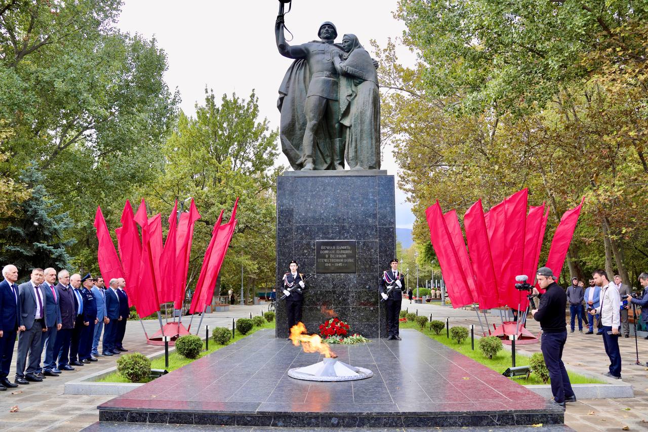 В честь 80-летия победы в Битве за Кавказ в Махачкале возложили цветы к памятнику Воину-освободителю