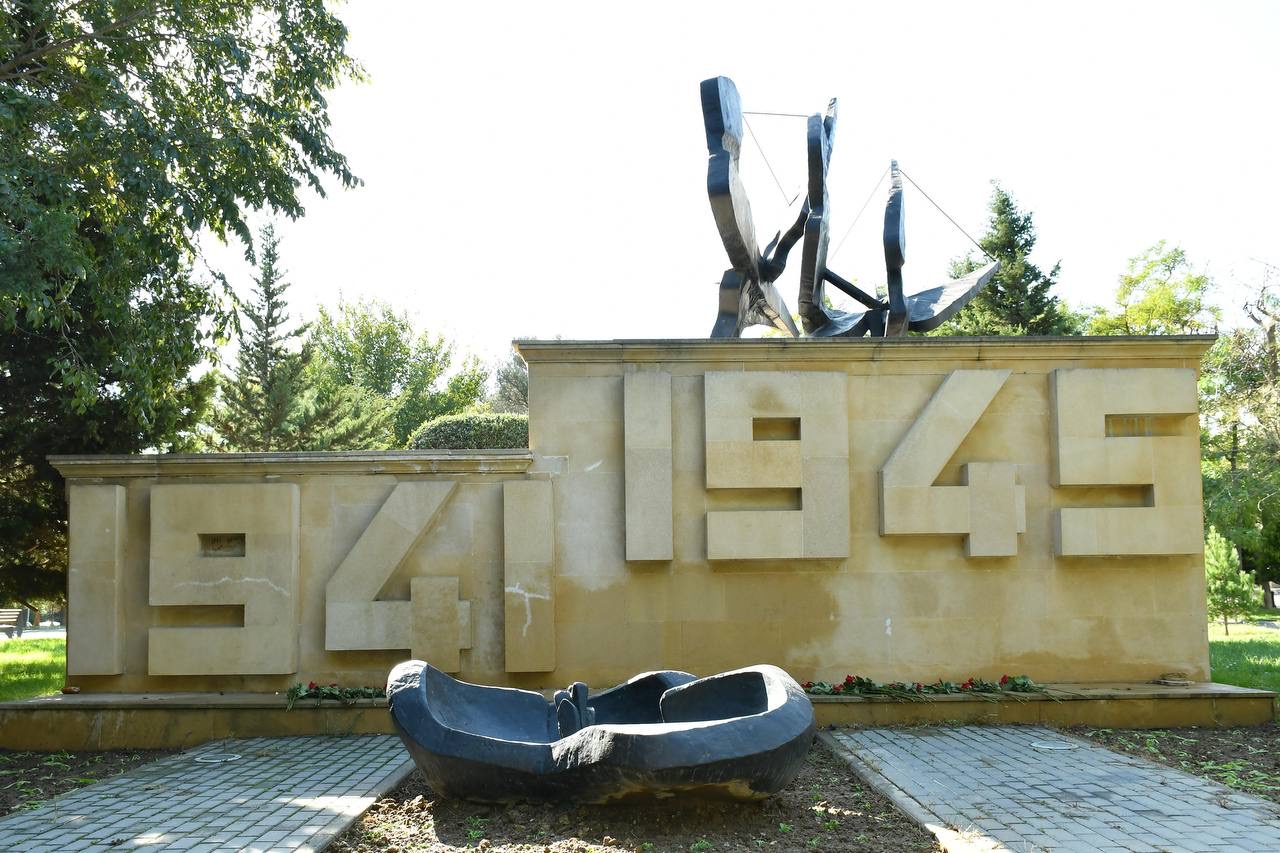 Дагестанская делегация в Баку почтила память героев Великой  Отечественной войны и первого президента Азербайджана