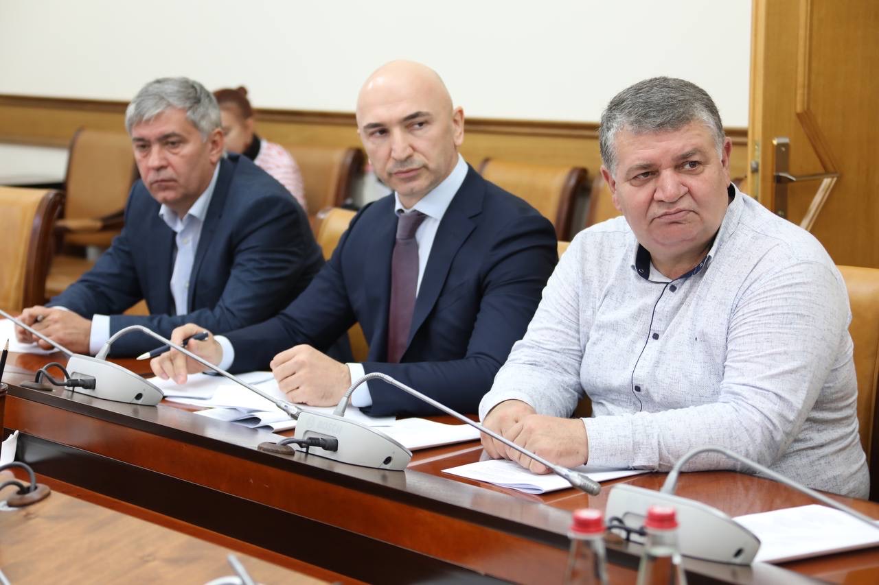 Абдулмуслим Абдулмуслимов провел заседание Комиссии по противодействию незаконному обороту промышленной продукции