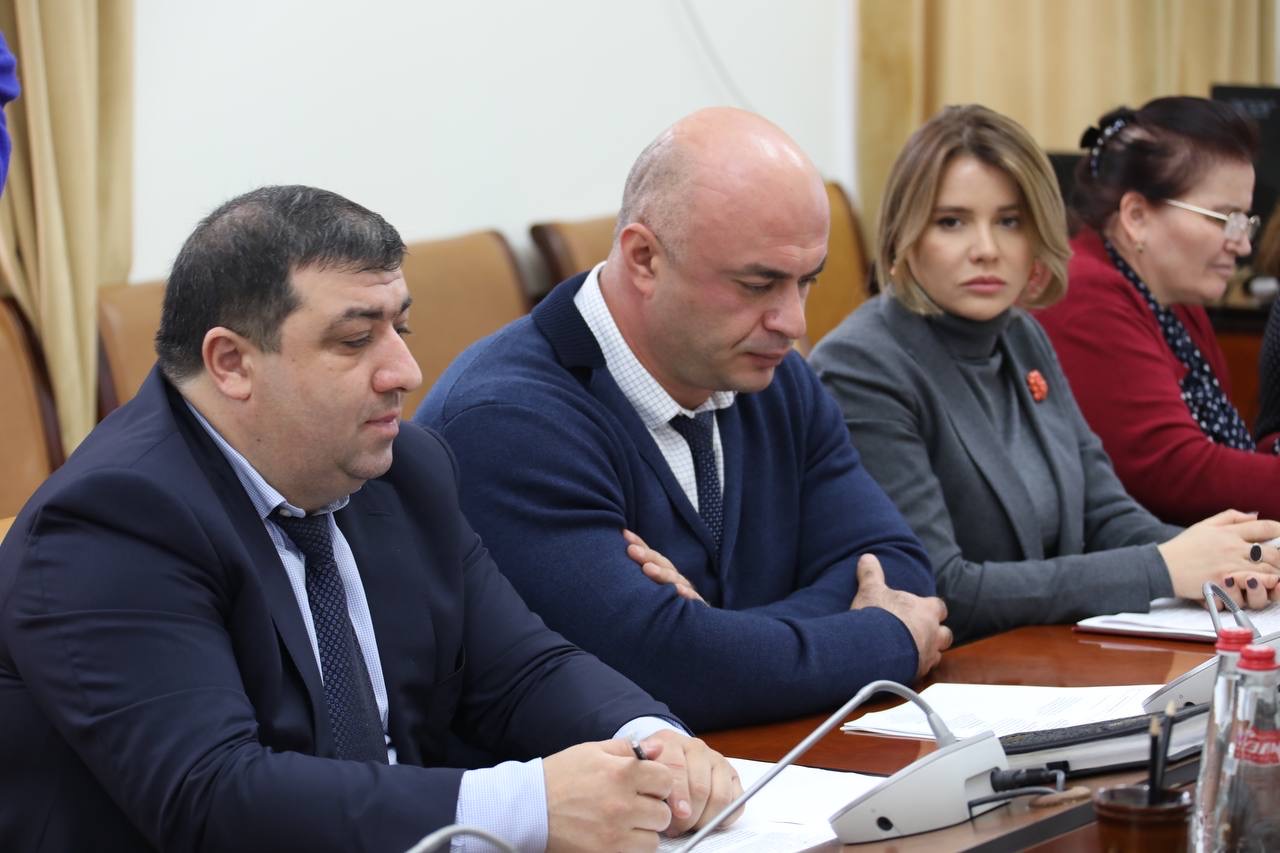 Абдулмуслим Абдулмуслимов провел заседание Комиссии по противодействию незаконному обороту промышленной продукции