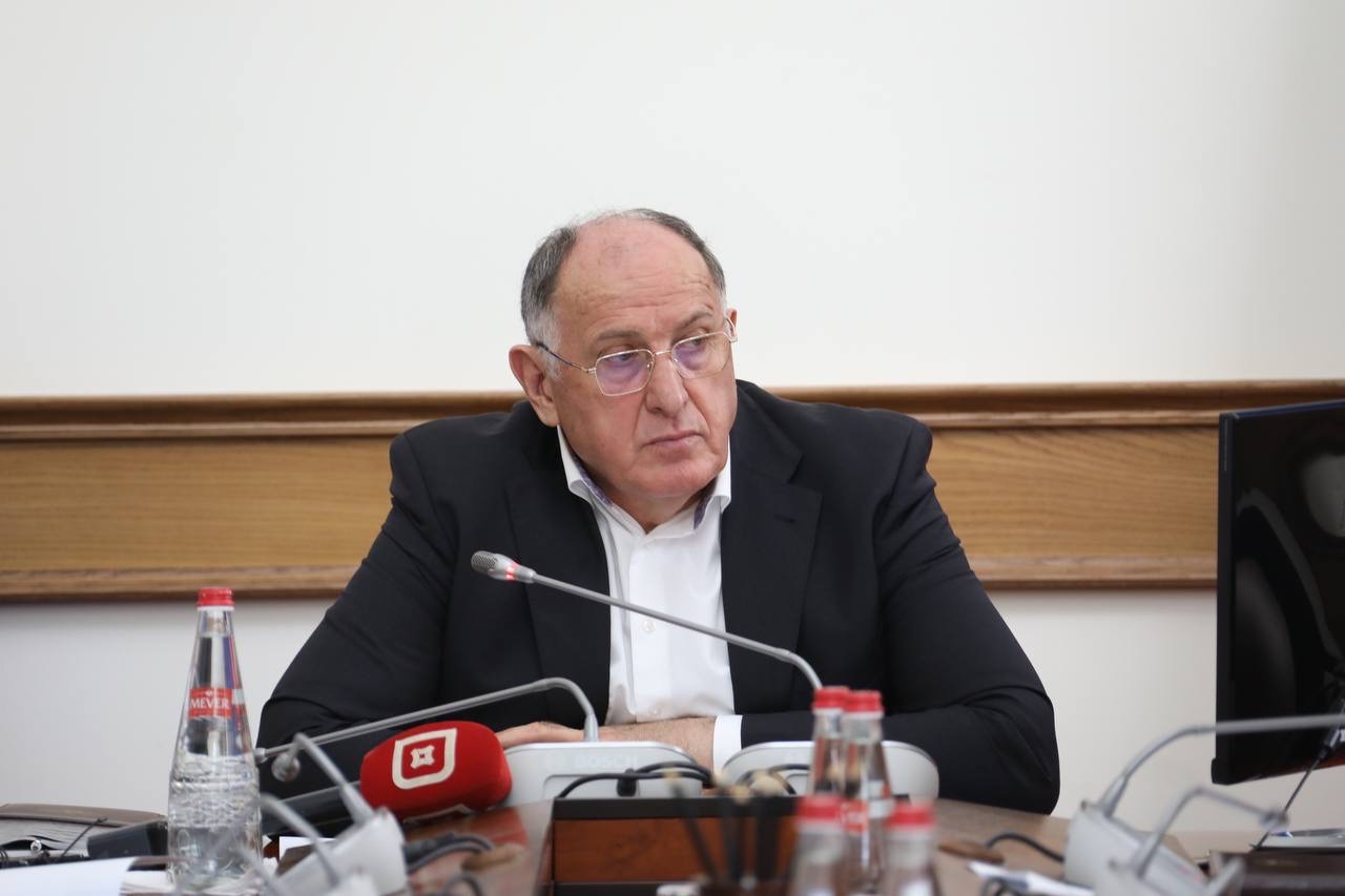 Абдулмуслим Абдулмуслимов провел заседание Комиссии по противодействию незаконному обороту промышленной продукции