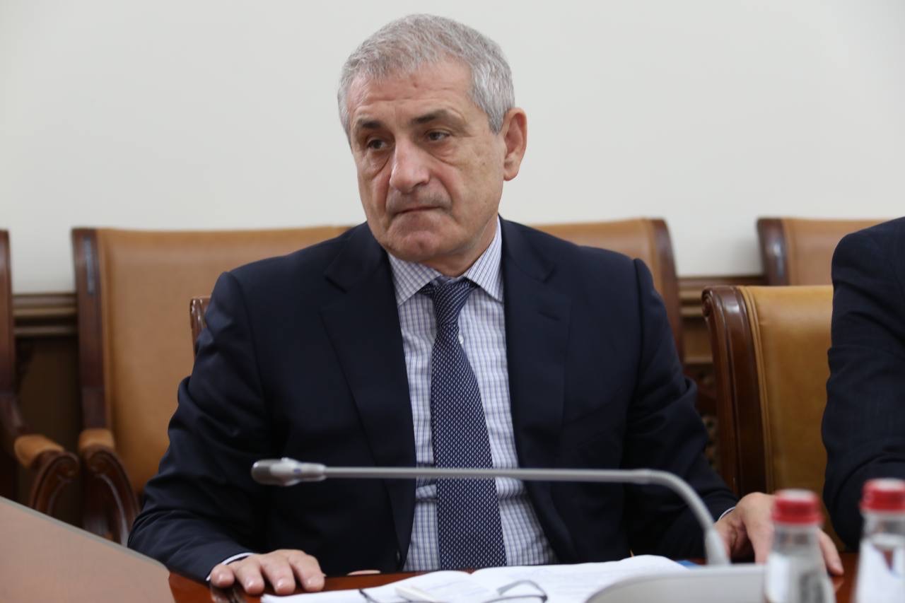 Абдулмуслим Абдулмуслимов провел заседание Комиссии по противодействию незаконному обороту промышленной продукции