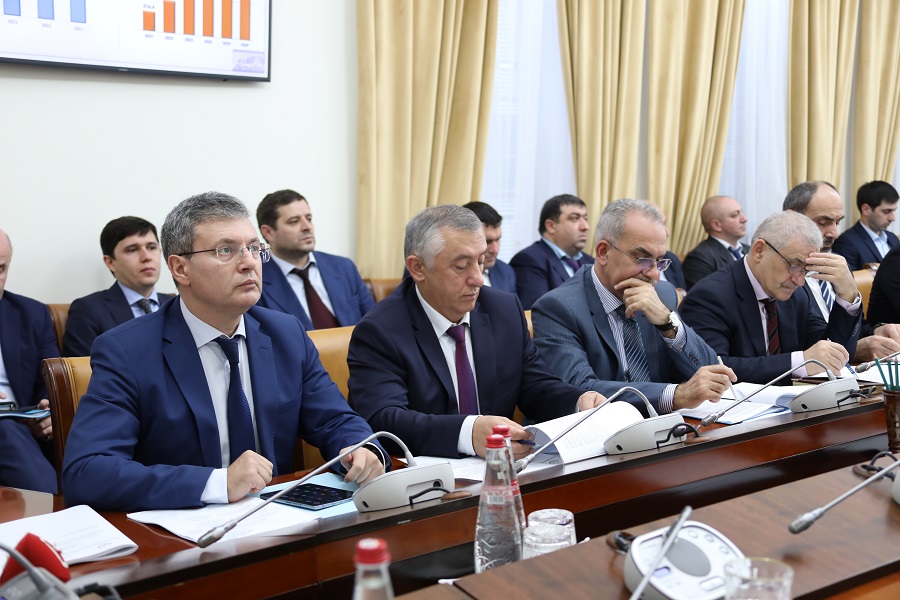 Абдулмуслимов: Правительство РД завершает подготовку проекта бюджета на 2024 год и плановый период 2025 и 2026 годов