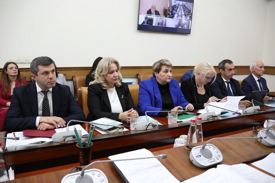 Абдулмуслимов: Правительство РД завершает подготовку проекта бюджета на 2024 год и плановый период 2025 и 2026 годов