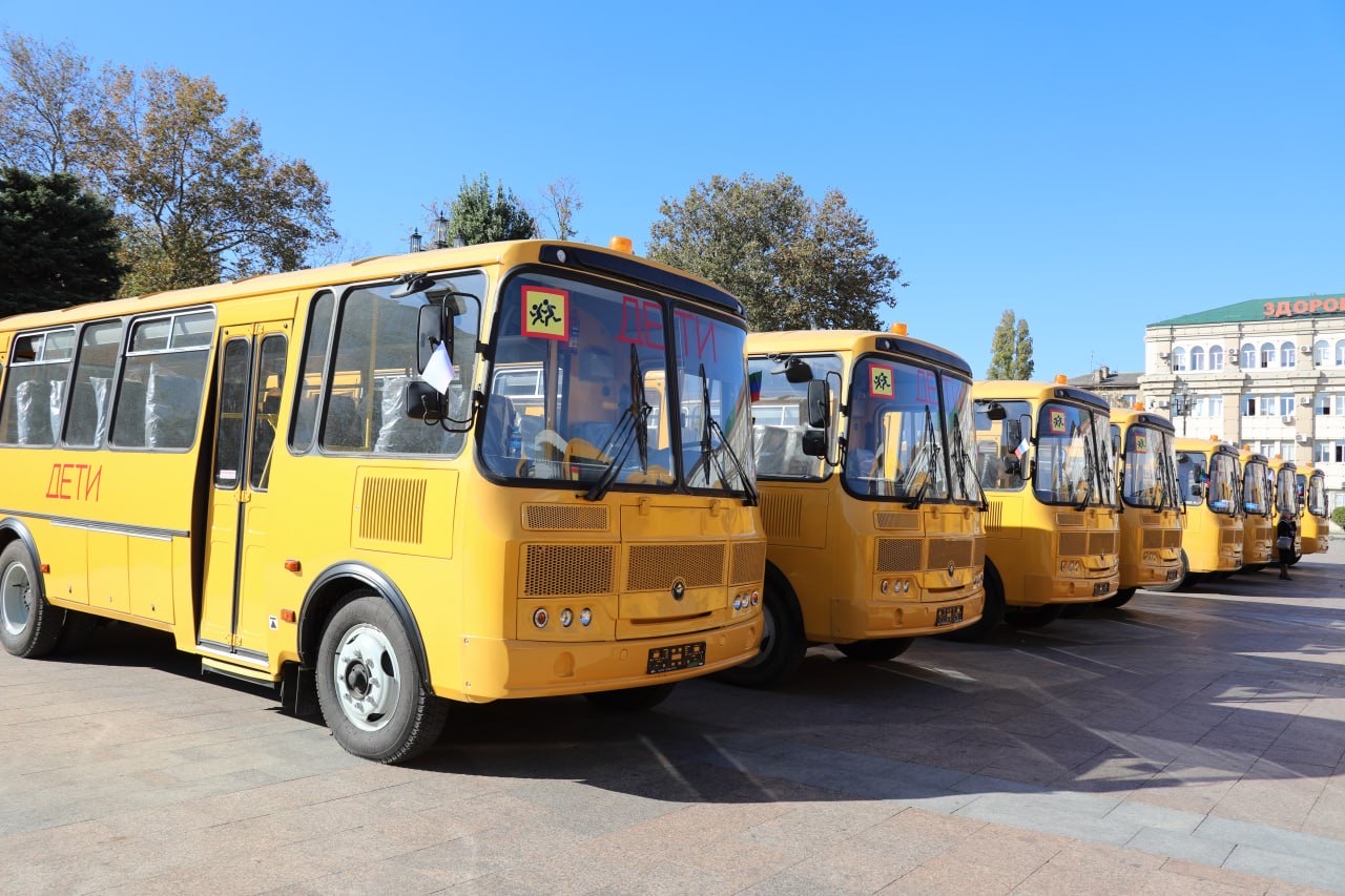 Абдулмуслим Абдулмуслимов вручил ключи от 49 новых школьных автобусов директорам учреждений