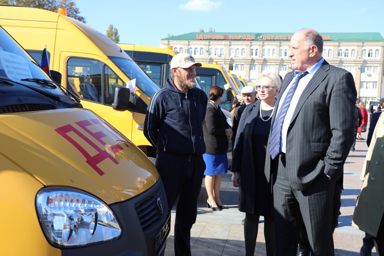 Абдулмуслим Абдулмуслимов вручил ключи от 49 новых школьных автобусов директорам учреждений