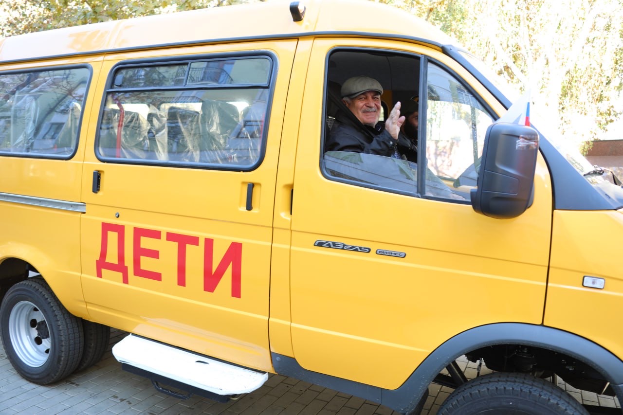 Абдулмуслим Абдулмуслимов вручил ключи от 49 новых школьных автобусов директорам учреждений