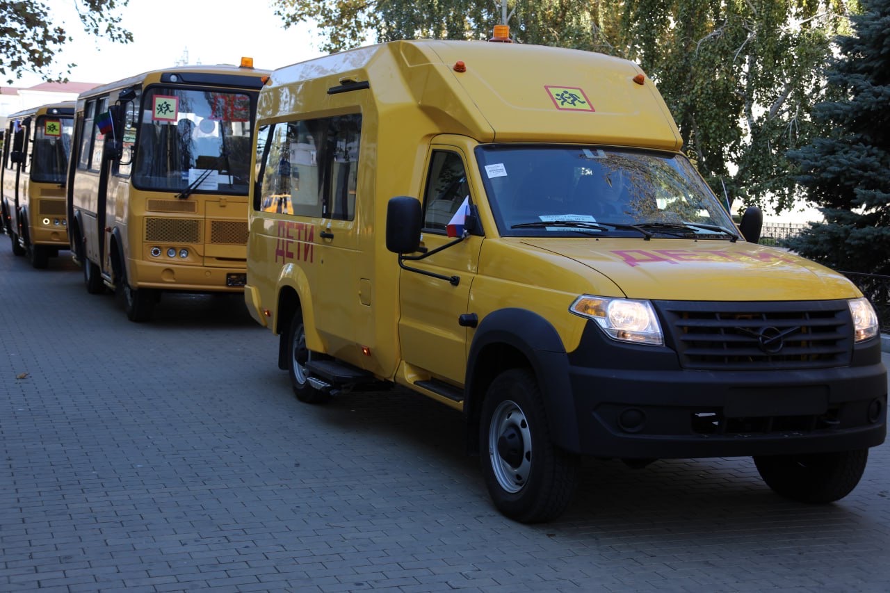 Абдулмуслим Абдулмуслимов вручил ключи от 49 новых школьных автобусов директорам учреждений