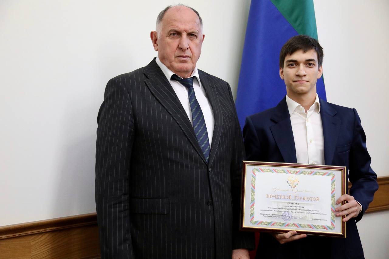 Абдулмуслим Абдулмуслимов вручил дагестанцам государственные награды