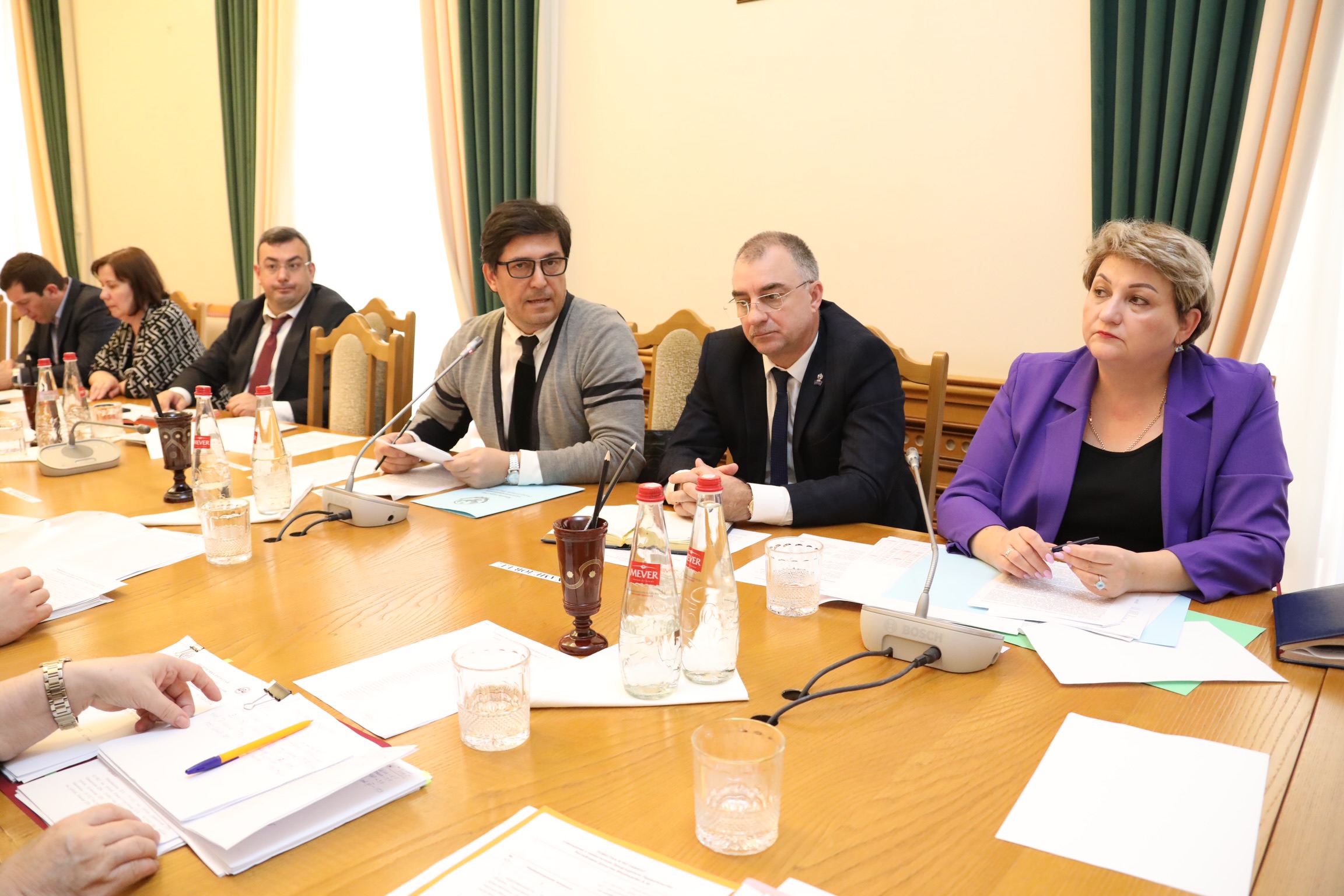 Реализацию программ в сфере здравоохранения обсудили в Правительстве Дагестана