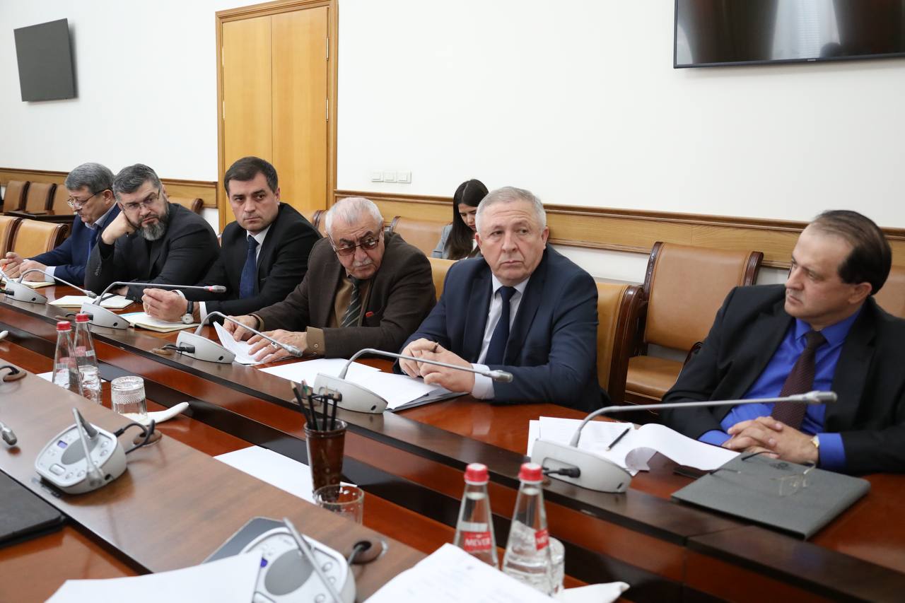 Абдулмуслим Абдулмуслимов встретился с подрядчиком, срывающим сроки строительства системы водоотведения в ДагОгнях