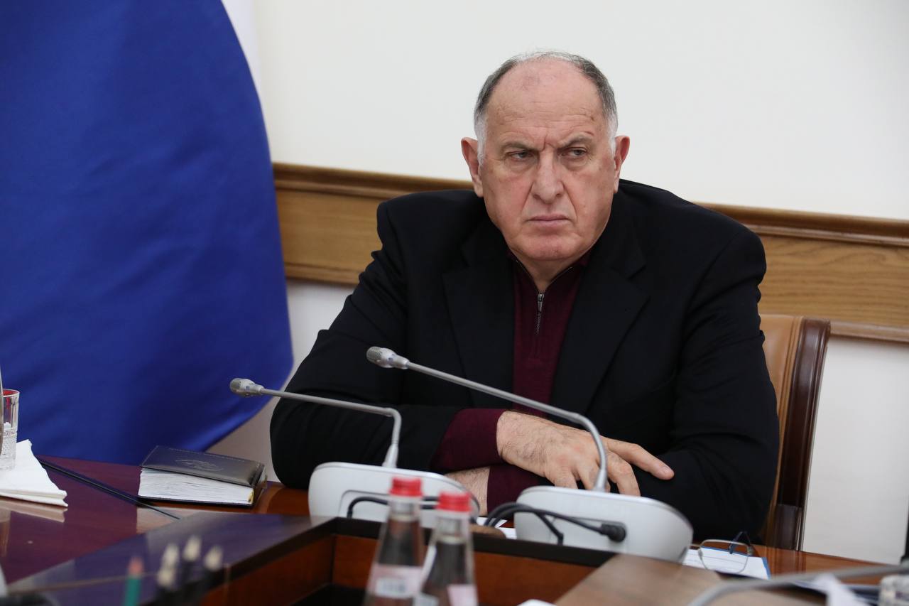 Абдулмуслим Абдулмуслимов встретился с подрядчиком, срывающим сроки строительства системы водоотведения в ДагОгнях