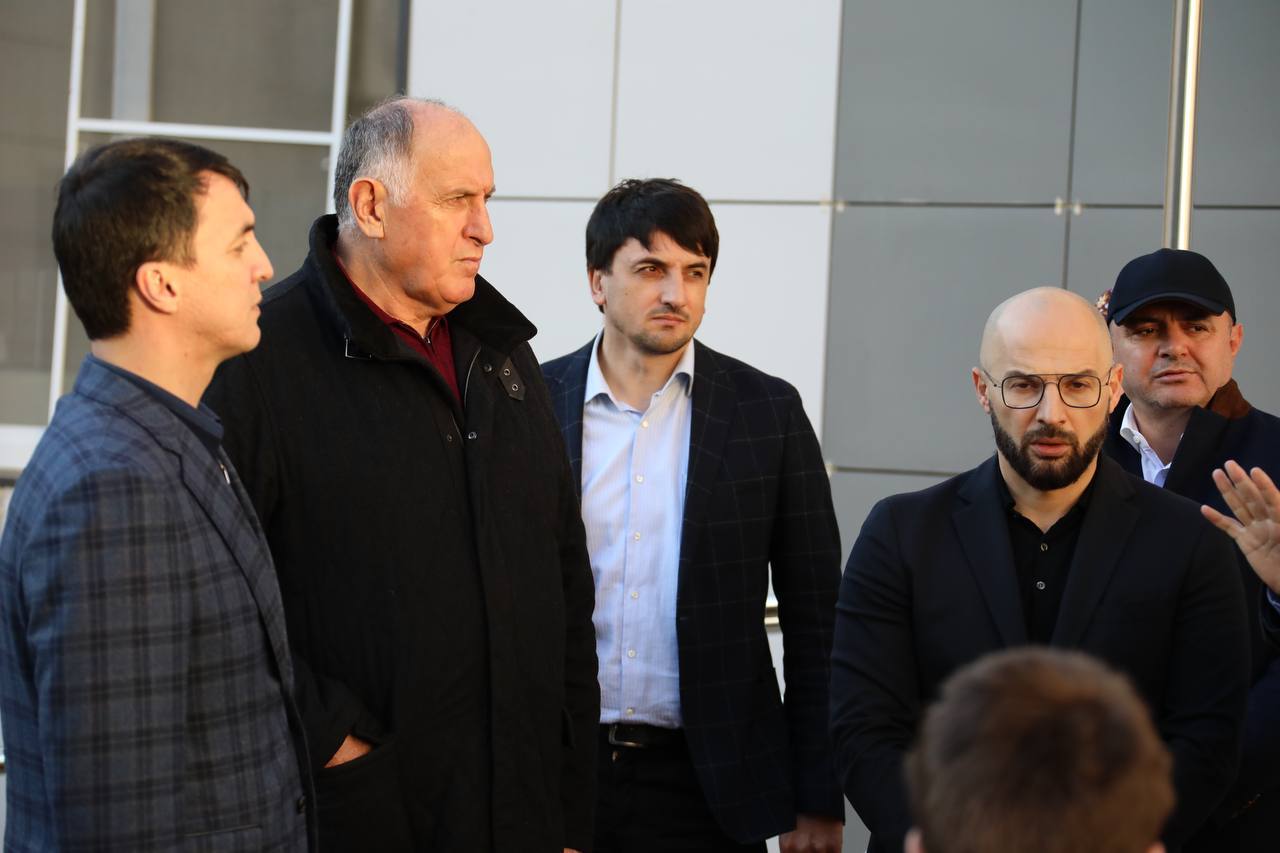 Премьер Дагестана проинспектировал готовящиеся к открытию поликлиники в Махачкале