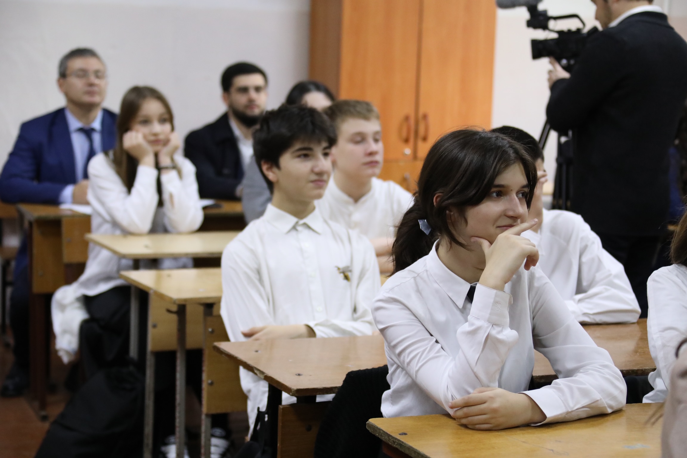Манвел Мажонц в рамках проекта «Разговоры о важном» провел открытый урок со школьниками