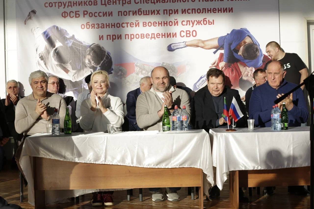 Абдулмуслим Абдулмуслимов наградил участников турнира по дзюдо и самбо, посвящённого памяти сотрудников ЦСН ФСБ России