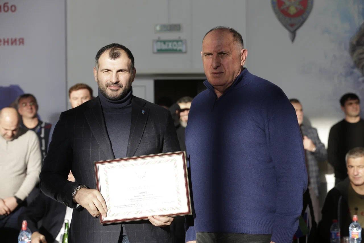 Абдулмуслим Абдулмуслимов наградил участников турнира по дзюдо и самбо, посвящённого памяти сотрудников ЦСН ФСБ России