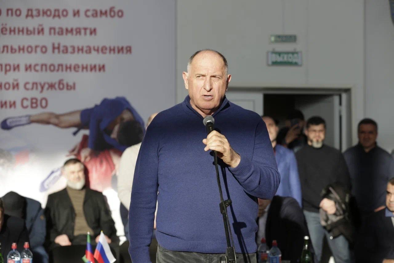 Абдулмуслим Абдулмуслимов наградил участников турнира по дзюдо и самбо, посвящённого памяти сотрудников ЦСН ФСБ России