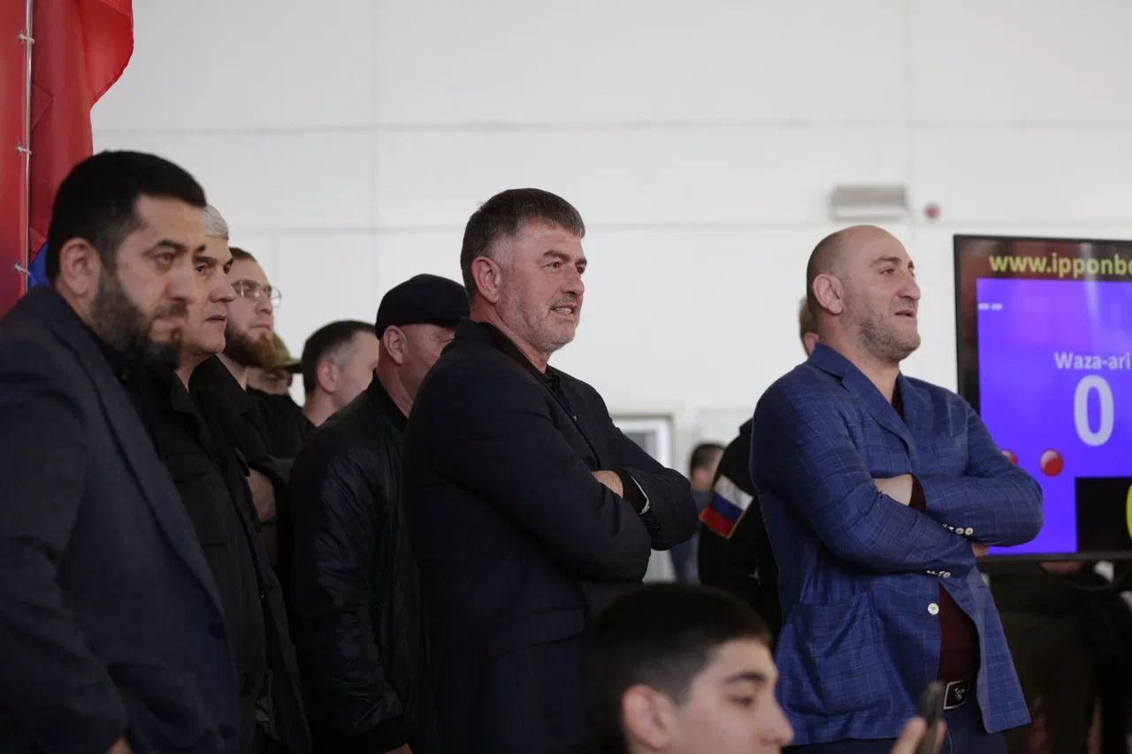 Абдулмуслим Абдулмуслимов наградил участников турнира по дзюдо и самбо, посвящённого памяти сотрудников ЦСН ФСБ России