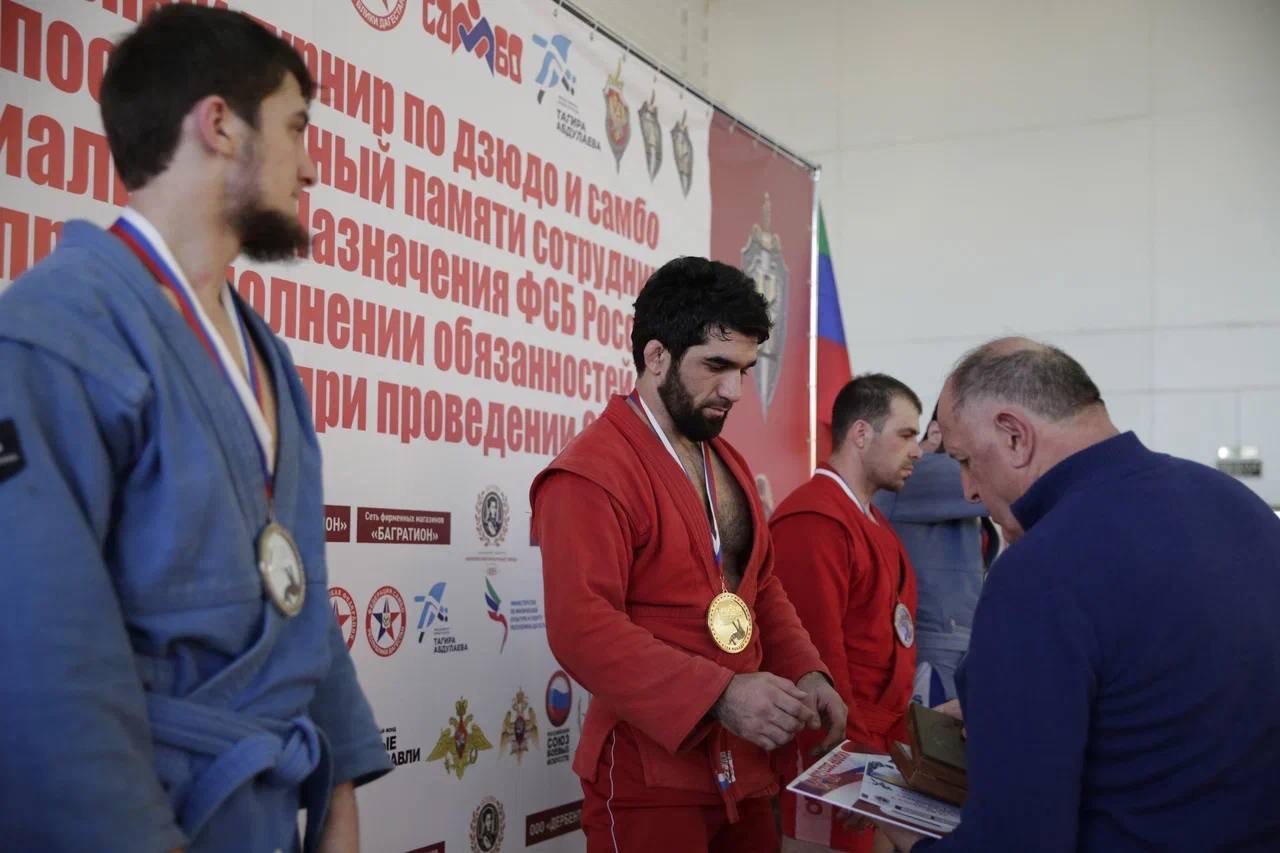 Абдулмуслим Абдулмуслимов наградил участников турнира по дзюдо и самбо, посвящённого памяти сотрудников ЦСН ФСБ России