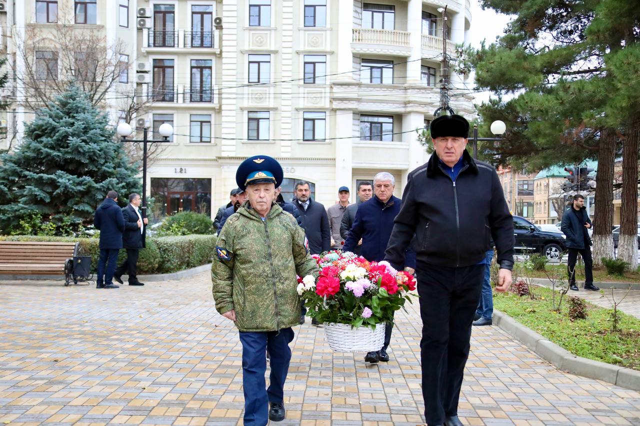 Абдулмуслим Абдулмуслимов возложил цветы к памятнику Герою России Магомеду Нурбагандову