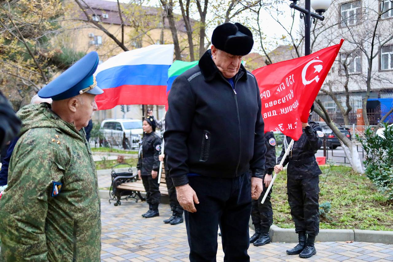 Абдулмуслим Абдулмуслимов возложил цветы к памятнику Герою России Магомеду Нурбагандову